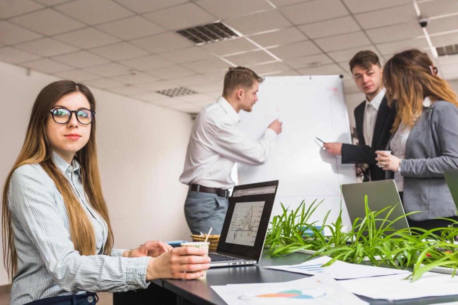 Profesionales analizando datos financieros y gráficos comparativos en una oficina moderna